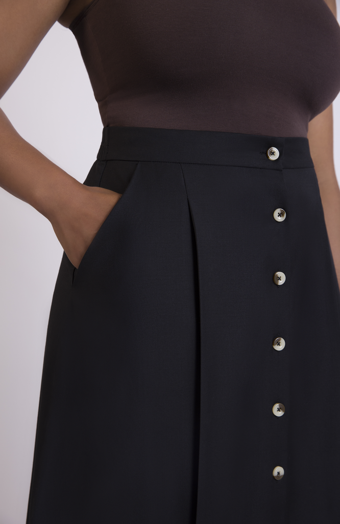 The skirt features deep, functional pockets that comfortably fit your whole hand, a small wallet and most smartphones. Shown here in the shade Black.