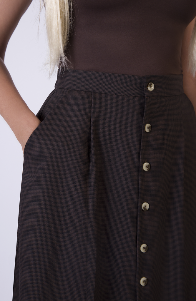 The skirt features deep, functional pockets that comfortably fit your whole hand, a small wallet and most smartphones. Shown here in the shade Cocoa Plaid.