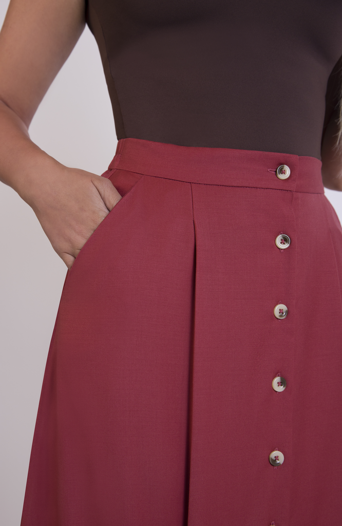 The skirt features deep, functional pockets that comfortably fit your whole hand, a small wallet and most smartphones. Shown here in the shade Deep Salmon.
