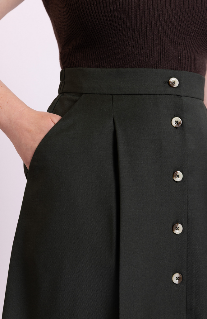The skirt features deep, functional pockets that comfortably fit your whole hand, a small wallet and most smartphones. Shown here in the shade Green.
