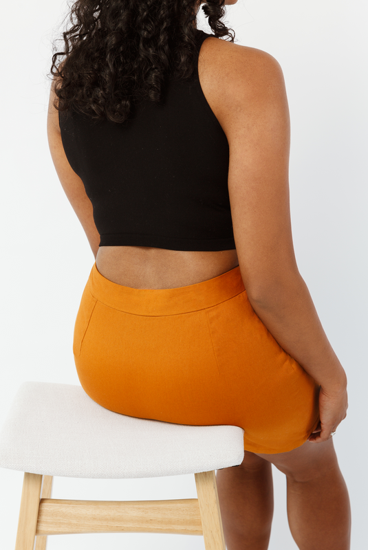 With a redesigned waist-to-hip ratio, The Mini Skirt by Aam sits snug at the waist with a roomy fit for full hips and thighs. There are no waist gaps, even when you sit.