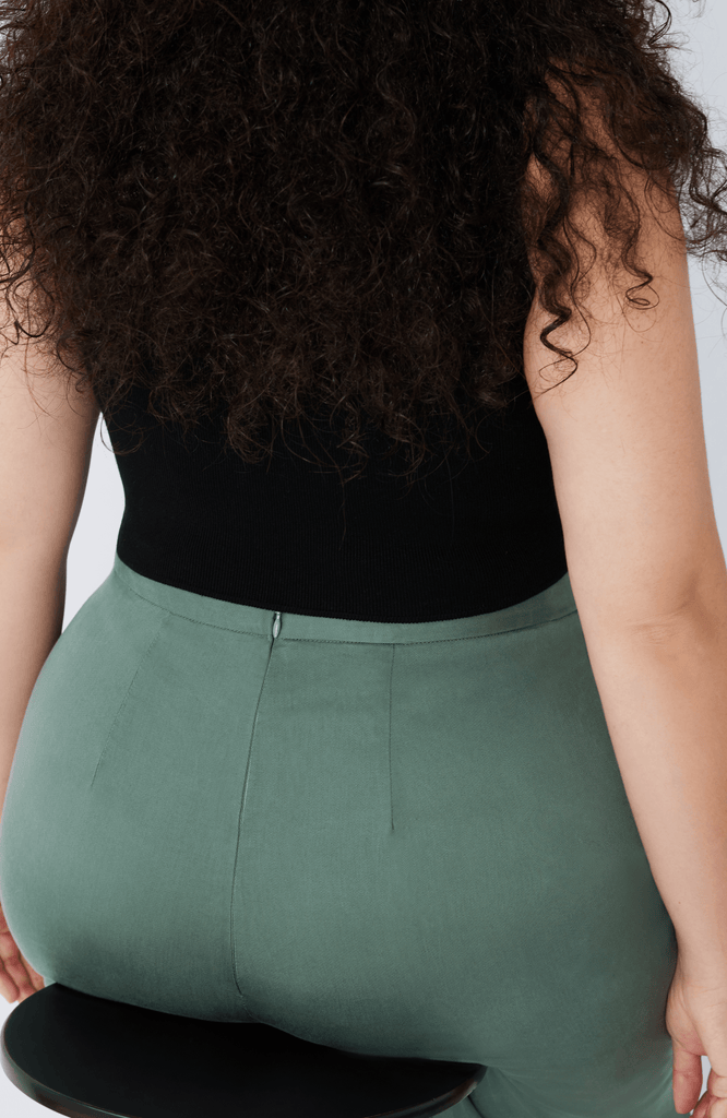 Featuring a hidden 10" zipper for ease of wear that cinches the waist and eliminates all waist gaps without compromising on comfort.