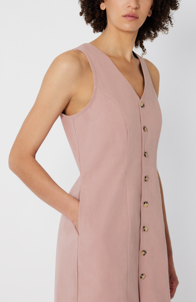 The Everywhere Dress in Cloud features deep, functional pockets that comfortably fit your whole hand, smartphone or a small wallet. It’s shown here in a soft Rose.