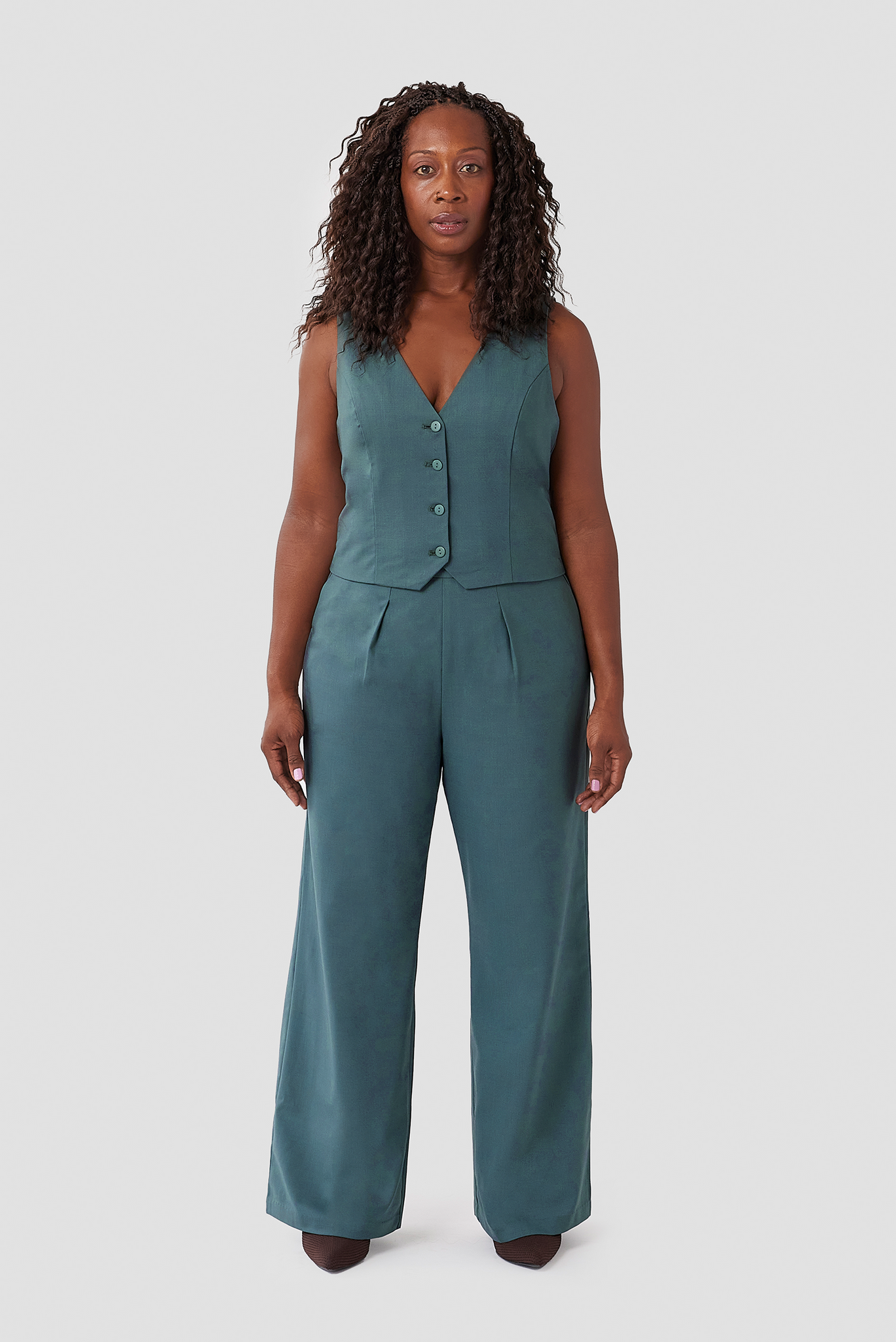 The Wool Vest is a beautiful, striking cropped vest made from a warm 96% wool and 4% stretch for comfort. It is fully lined with a smooth organic cotton lining, and pairs perfectly with the high waisted Wool Wide Leg Pant by Aam. Shown here is the gorgeous teal grey color.