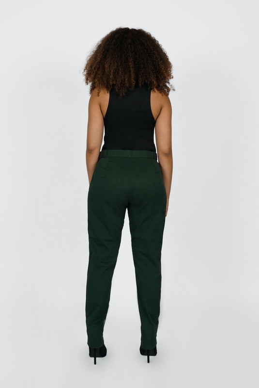 The Flex Waist Pant by Aam. This is the back view where you can see the fit at the waist, hip and thigh.