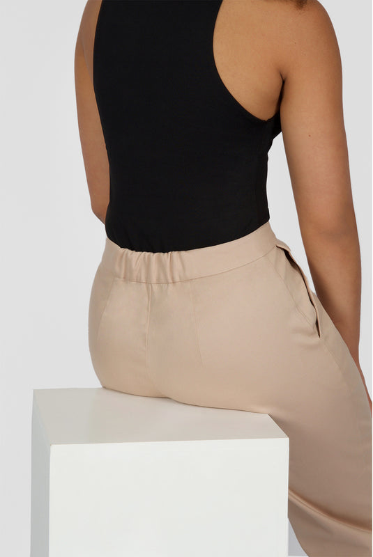 The Crop Pant by Aam is designed with a waist to hip ratio for women with full hips and thighs. This means that there is no waist gap when you sit. Also pictured here is the small back elastic that provides 2-3" of stretch at the waist.